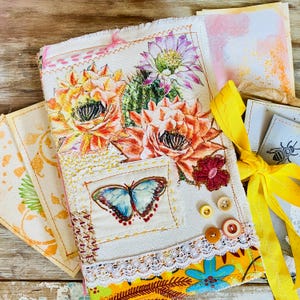 Junk Journal ricamato a mano, con copertina colorata realizzata con un collage tessile floreale, un diario d'arte con tecniche miste e texture da 100 pagine.