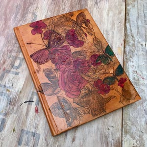 Großes Antikleder Journal mit gravierter Rose und Schmetterling, Rustikales Vintage Tagebuch, Romantisches Schriftsteller Geschenk, Echtes Leder Buch.