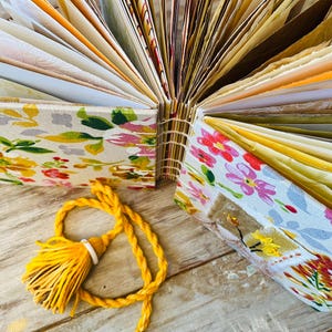 Diario basura hecho a mano. Diario de tela con tapa dura. Álbum de recortes. Cuaderno bohemio primaveral con papel amarillo mixto. 365 páginas. Regalo personalizado para la abuela.