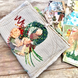 Journal d'art fait main. Journal botanique indésirable, joufflu, couverture en tissu doux. Journal techniques mixtes, avec pochettes, enveloppes, pli. Carnet de colle verte