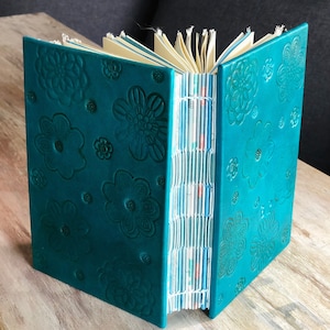 Diario in pelle personalizzato. Quaderno con copertina rigida fatto a mano. 280 pagine. Carte miste e pizzo. Diario d'arte di lusso. Regalo per donna creativa