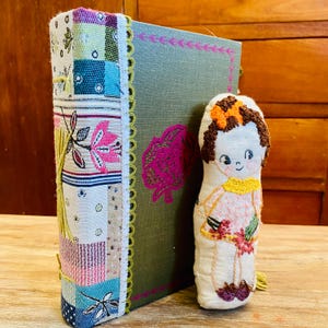 Handmade Junk Journal. Gardening Art Journal, mit einer verspielten Stoffpuppe, mit antikem geblümten Bucheinband, 7 gemischte Papier Unterschriften. Feldbuch