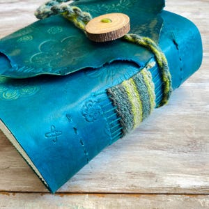 Diario verde fatto a mano. Diario in pelle per la mamma. Regalo unico. Carte riciclate. Quaderno con fiori. Si chiude con un bottone in legno.