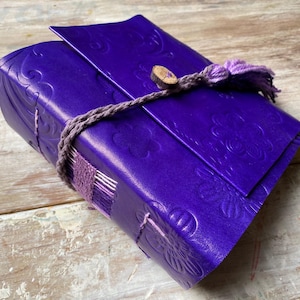 Diario fatto a mano in stile Junk. Diario in pelle personalizzato. 365 pagine. Copertina morbida. Carta riciclata. Bottone e nappa. Quaderno d'arte paffuto. Personalizzato.