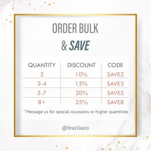 K&ouml;nnte beinhalten: Werbegrafik mit goldenem Rahmen, die "ORDER BULK & SAVE" zeigt. Sie listet Mengenrabatte auf: 10% Rabatt f&uuml;r 2 Artikel, 15% f&uuml;r 3-4, 20% f&uuml;r 5-7 und 25% f&uuml;r 8+ Artikel. Enth&auml;lt den Social-Media-Handle des Shops.