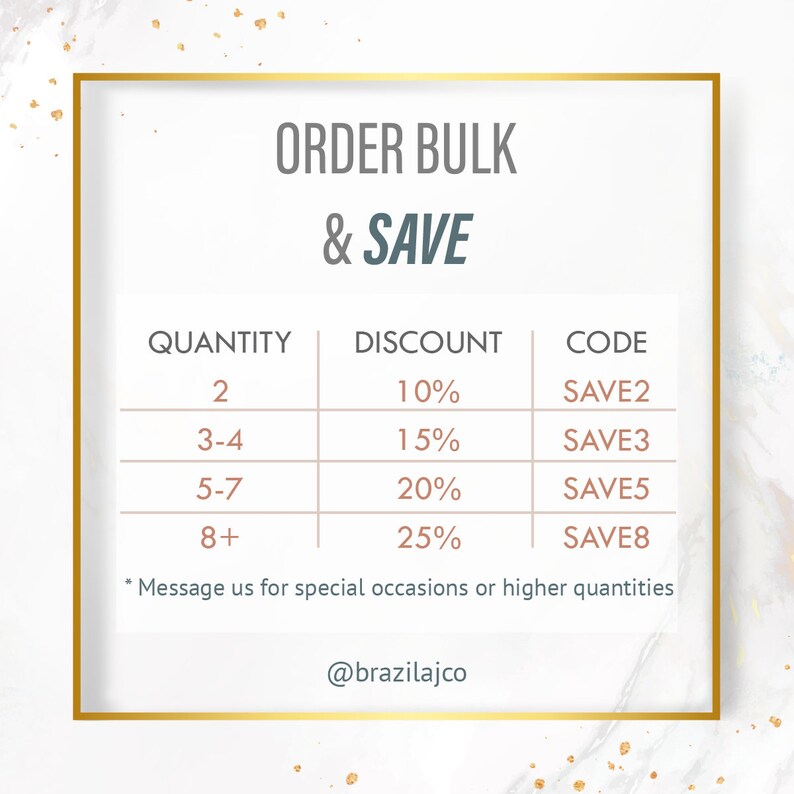 K&ouml;nnte beinhalten: Werbegrafik mit goldenem Rahmen, die "ORDER BULK & SAVE" zeigt. Sie listet Mengenrabatte auf: 10% Rabatt f&uuml;r 2 Artikel, 15% f&uuml;r 3-4, 20% f&uuml;r 5-7 und 25% f&uuml;r 8+ Artikel. Enth&auml;lt den Social-Media-Handle des Shops.