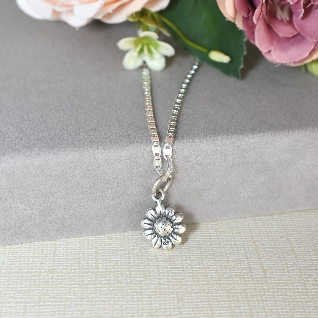 Collier Pendentif Fleur Double Pâquerette - Perle Sunshine - Longueur 15+2 Pouces - Argenté - Marque Magicbox - Neuf Avec Étiquettes