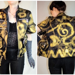 Giacca in raso riciclato dipinto a mano e dipinto a mano, giacca punk rocker multitasche color oro metallizzato, bomber futuristico con colletto a fascia