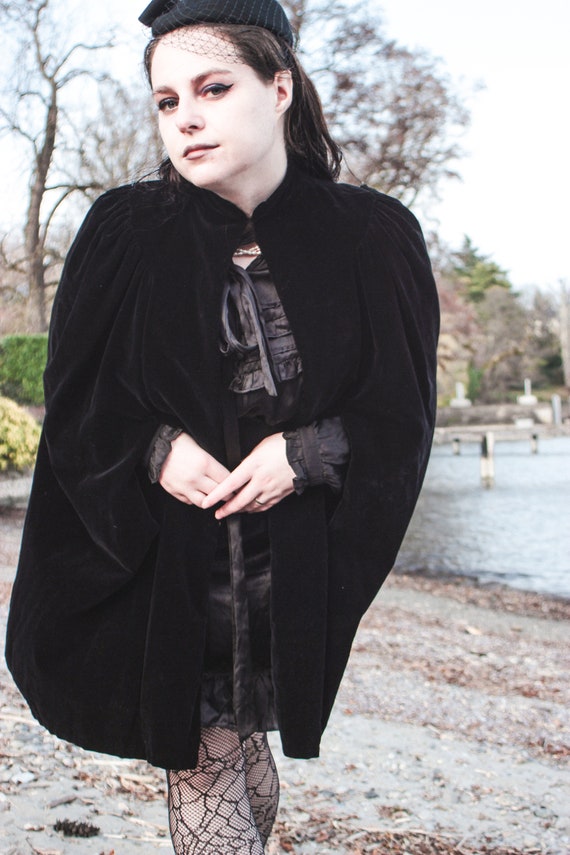 1930s black velvet cape lined in crepe - witchy b… - image 3
