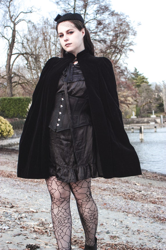 1930s black velvet cape lined in crepe - witchy b… - image 1