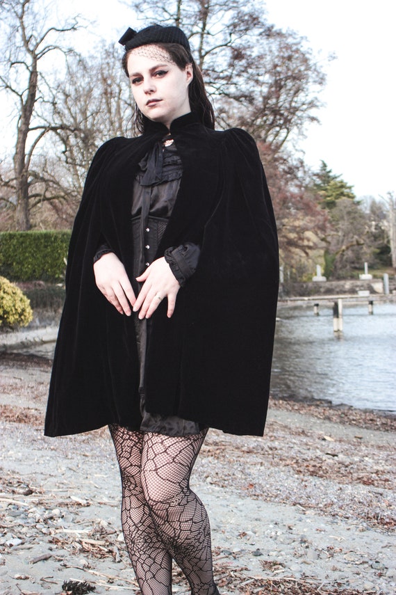 1930s black velvet cape lined in crepe - witchy b… - image 2