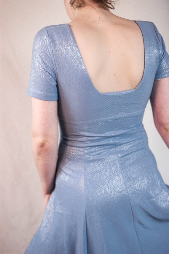 90年代風の虹色に輝くライトブルーのドレス：セクシーなマーメイド