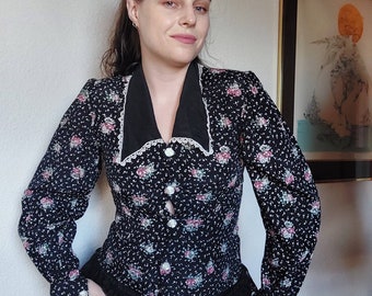Camisa vintage floral estilo vitoriano com mangas bufantes e estampa floral estilo caprichoso