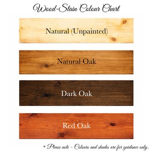 Puede incluir: Una tabla de colores de tinte para madera con cuatro muestras: Natural (Sin pintar), Roble Natural, Roble Oscuro y Roble Rojo. El texto "Wood-Stain Colour Chart" est&aacute; en la parte superior. El texto inferior dice "Tenga en cuenta: los colores y tonos son solo orientativos."