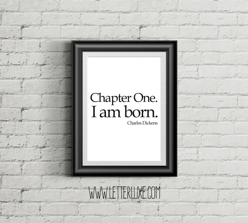 Może przedstawiać: Czarna rama z nadrukiem na białym tle z tekstem "Chapter One. I am born." autorstwa Charlesa Dickensa.
