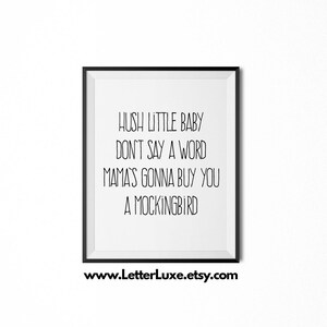 Könnte beinhalten: Schwarz-weißes druckbares Wandbild mit dem Text "Hush little baby don't say a word mama's gonna buy you a mockingbird".