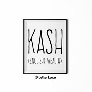 Könnte beinhalten: Schwarz-weißer druckbarer Kunstdruck mit dem Wort "KASH" in einer handschriftlichen Schriftart. Der Text (Englisch) Wealthy befindet sich unter dem Wort KASH. Der Druck ist in einem schwarzen Rahmen gerahmt und hat einen weißen Hintergrund.
