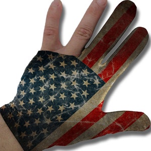 Peut inclure: Un gant de doigt avec un motif de drapeau américain vieilli. Le gant est fait d'un tissu doux et extensible et est conçu pour améliorer l'adhérence et la dextérité.