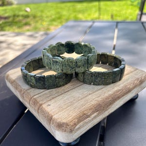 Serpentine Crystal Stretch Bangle Bracelet: Green Gemstone Jewelry