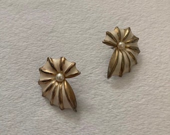 Vintage 80s Gold-Toned Seashell Earrings