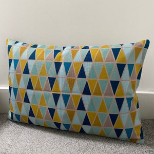 Housse de coussin Triangles bleu sarcelle et jaune moutarde 16 x 24 po. 40 x 60 cm