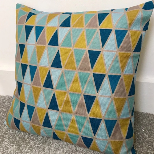 Housse de coussin à motifs géométriques triangulaires bleu sarcelle et jaune moutarde 45 x 45 cm