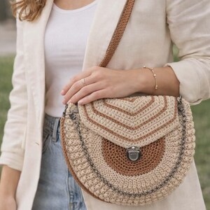 Hand-knitted crossbody bag "OREO" in neutral tones, Boho style with metal chain