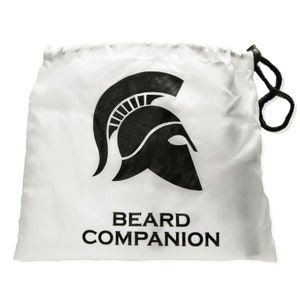 Puede incluir: Una bolsa blanca de cordón con un logotipo de casco espartano negro y el texto "BEARD COMPANION".