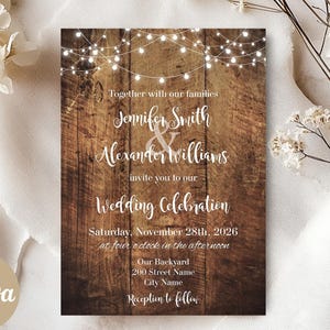 Convite de casamento rústico em madeira com luzes de cordão (modelo Canva autoeditável) A296
