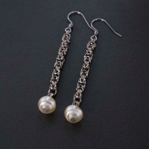 Pearl drop chainmail bar earrings - Very long hanging metal dangles - Festive elegant bridal jewelry - Medieval wedding earrings Castlecore