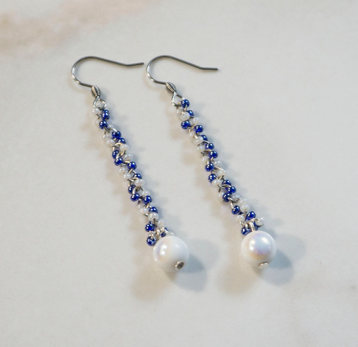 Lange dünne weiß blau Perlen Tropfen Ohrringe Zierliche | Etsy