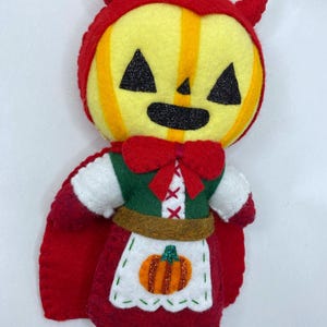 Lalka artystyczna z filcu w kształcie dyni na Halloween, pluszowa Little Red Ridi firmy Hood, postać z dyni, rdzeń dyni w kształcie domku, dekoracja halloweenowa w stylu ludowym, lalka Diabeł