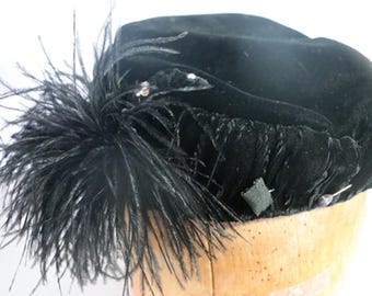 1950s Black Velvet Ostrich Feather Breton Hat Sears  display picture 2