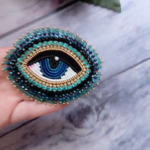 Broche mauvais œil Oeil perlé bleu Broche brodée Grand œil en cristal Épingle à œil image 2