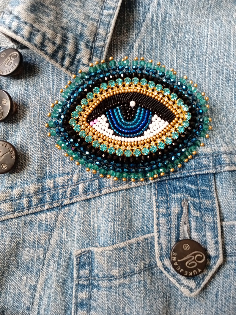 Broche mauvais œil Oeil perlé bleu Broche brodée Grand œil en cristal Épingle à œil image 4