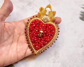 Grande broche brodée de coeurs en cristal rouge