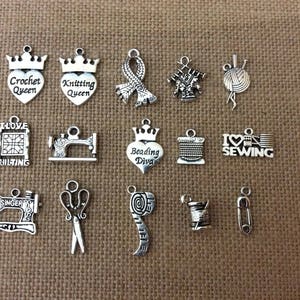 Puede incluir: Una colecci&oacute;n de 15 colgantes de plata con varios dise&ntilde;os de tem&aacute;tica artesanal, incluyendo "Crochet Queen", "Knitting Queen", "Beading Diva", "I Love Sewing" y "Quilting".