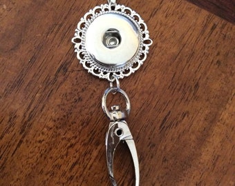 Lanyard Snap Necklace, Badge Holder  Scalloped Edge w/24" Link Chain, Silvertone.  Fits 18-20mm Gingersnaps, Noosa, Magnolia & Vine, N49