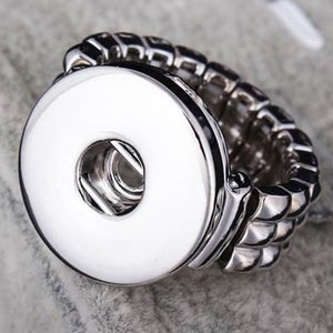 Snap Ring Adjustable Stretchy Ring, Fits Ring Size Approx 7 to 8.5, Silvertone.  Fits 18-20mm Ginger Snaps, Noosa, Magnolia & Vine, M3-V