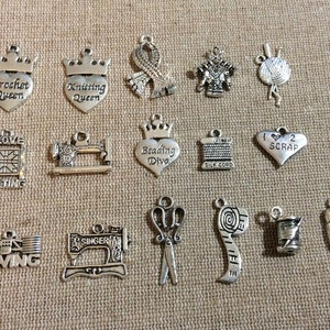 Puede incluir: Una colecci&oacute;n de 15 dijes de metal plateados con varios temas de costura y manualidades. Los dijes presentan im&aacute;genes de m&aacute;quinas de coser, tijeras, carretes de hilo, cinta m&eacute;trica y otros suministros de manualidades. Algunos dijes tienen texto en ellos, como "Crochet Queen", "Knitting Queen", "Beading Diva", "I Love Quilting", "I Love Sewing" y "1 2 Scrap".