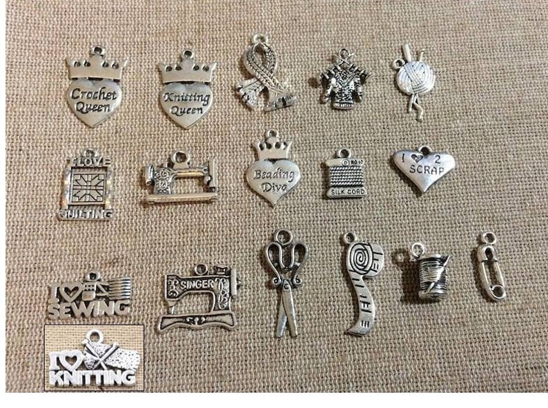 Puede incluir: Una colecci&oacute;n de 15 colgantes de plata con varios temas de costura y tejido. Los colgantes incluyen palabras como "Reina del Crochet", "Reina del Tejido", "Me encanta el acolchado", "Diva del Abalorios", "Me encanta coser" y "Me encanta tejer".