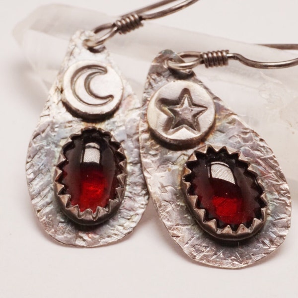 Sterren en maan Boho Style oorbellen, natuurlijke rode Rhodolite Garnet Cabochons op 925 solid sterling zilver, in voorraad, handgemaakt in Australië