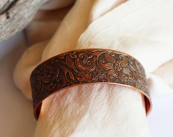 Brazalete unisex de cobre macizo con diseño de flores y volutas en relieve