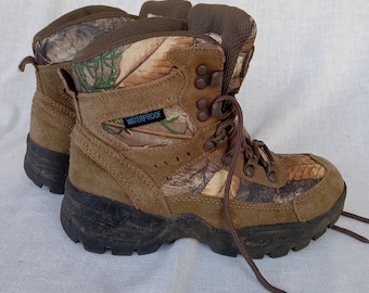 Hunters Choice Waterproof Boots/Youth Size 4/Como Print, Suede Trim/Winter Boots/Hiking Boots