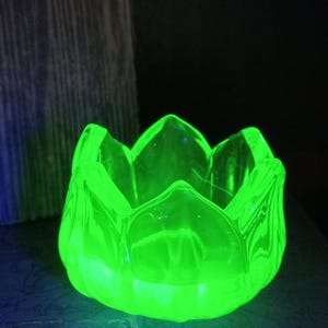 Uranium Glass Lotus Flower Salt Dish/Westmoreland 1930's/Black Light Glow