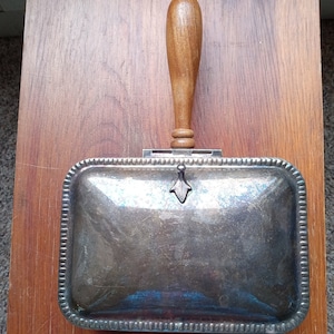 Vtg SHEFFIELD Oval Silent Butler Crumb Catcher w/ LION
