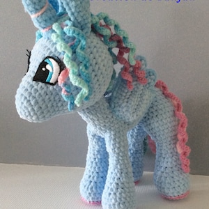 Lady Unicorn (version 1) in velvet wool, crochet, my own version PDF file to download (in French)