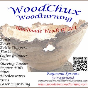 Może przedstawiać: Ręcznie wykonana drewniana miska z szorstką, teksturowaną krawędzią. Misa jest jasnobrązowa z naturalnym usłojeniem drewna i nieregularnym kształtem. Obraz wyświetla r&oacute;wnież tekst "WoodChux Woodturning" i listę produkt&oacute;w.