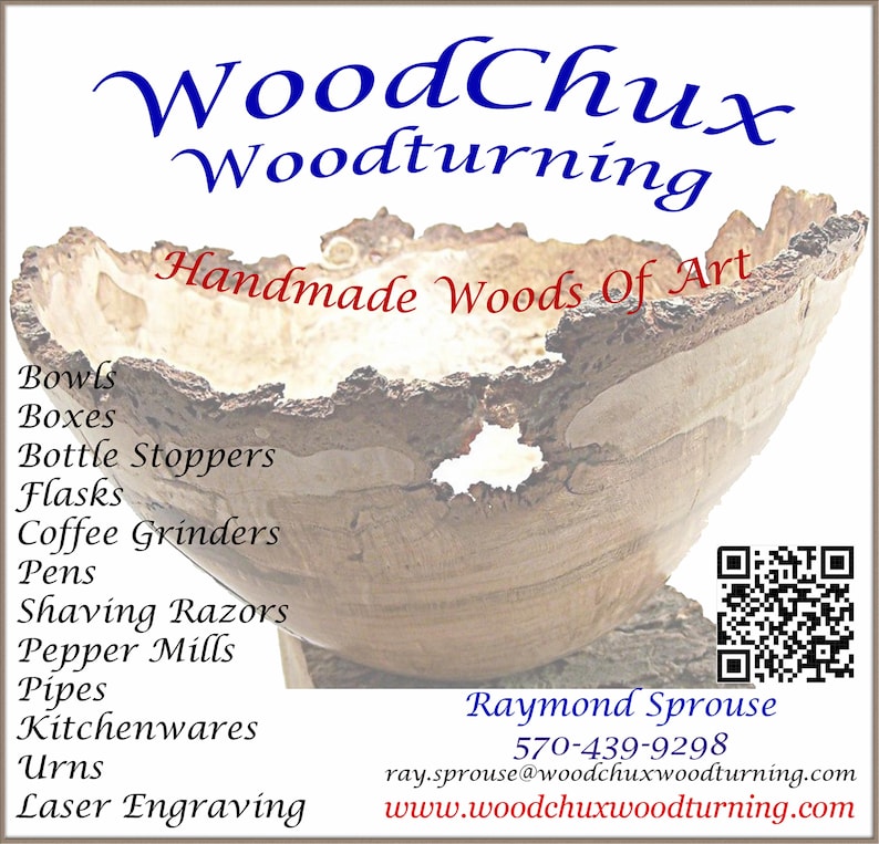 Może przedstawiać: Ręcznie wykonana drewniana miska z szorstką, teksturowaną krawędzią. Misa jest jasnobrązowa z naturalnym usłojeniem drewna i nieregularnym kształtem. Obraz wyświetla r&oacute;wnież tekst "WoodChux Woodturning" i listę produkt&oacute;w.