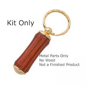Puede incluir: Un kit de llavero con un cuerpo cilíndrico de madera marrón rojizo y detalles metálicos dorados. El kit incluye un llavero dorado. El texto en la imagen dice "Kit Only", "Metal Parts Only", "No Wood" y "Not a Finished Product."